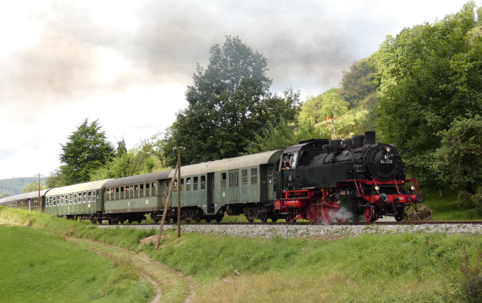 64&nbsp;419 vor Zug Schorndorf-&rarr;Welzheim (hinten V100 Schub) bei Klaffenbach, um 11:06h am 08.08.2021