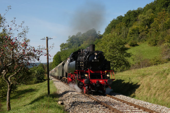64&nbsp;419 vor langem (Sonder-) Zug Stuttgart-Schorndorf-&rarr;Welzheim (hinten Schub: V100), bei Klaffenbach, um 11:05h am 19.09.2021