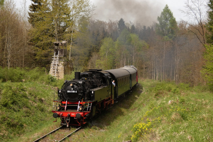 64&nbsp;518 mit Zug nach Gerstetten, am unteren Benzwang in dem bekannten kleinen Einschnitt nahe der Depot-Zufahrtstraße, um 12.37h am 01.05.2024