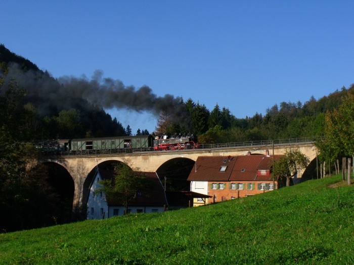 64&nbsp;419 mal wieder auf dem Weg nach Welzheim, auf dem Strümpfelbachtal- Viadukt hinter Klaffenbach, um 17:10h am 02.10.2011