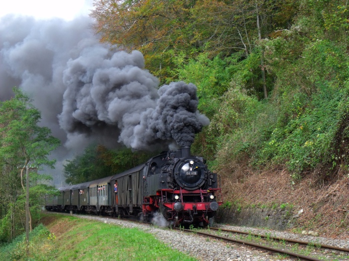 64&nbsp;419 mit Zug Schorndorf&rarr;Welzheim, natürlich wieder kräftig geschoben von 212&nbsp;084, im Wald unterhalb von Breitenfürst (bei Strecken-km&nbsp;19,6), um 13:37h am 03.10.2017