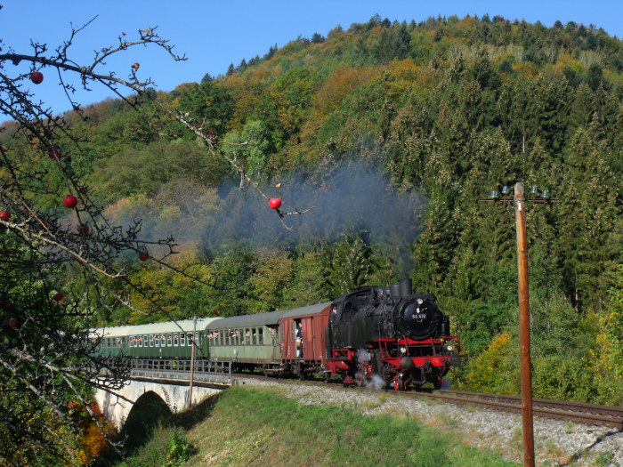 64&nbsp;419 mit Zug Schorndorf&rarr;Welzheim, dieses Mal fotografiert auf der Brücke über das Igelsbachtal bei Klaffenbach, um 11:15h am 14.10.2018