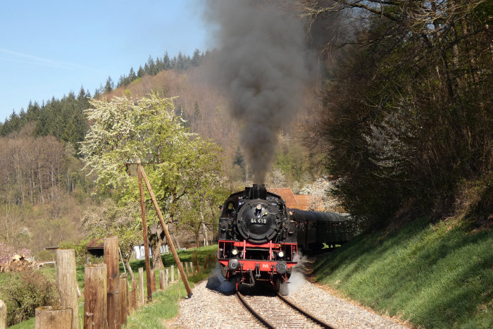 64&nbsp;419 vor dem langen, aus Stuttgart kommenden Zug nach Welzheim (geschoben von der DBK-V100) hinterm Strümpfelbachtal nahe der kleinen Siedlung Steinbach, um 11:09h am 18.04.2022