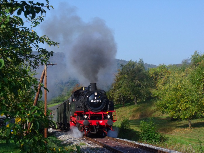 64&nbsp;419 vor Zug Schorndorf-Welzheim, fotografiert hinter Oberndorf (Rudersberg) Richtung Klaffenbach, um 10:36h am 02.10.2011