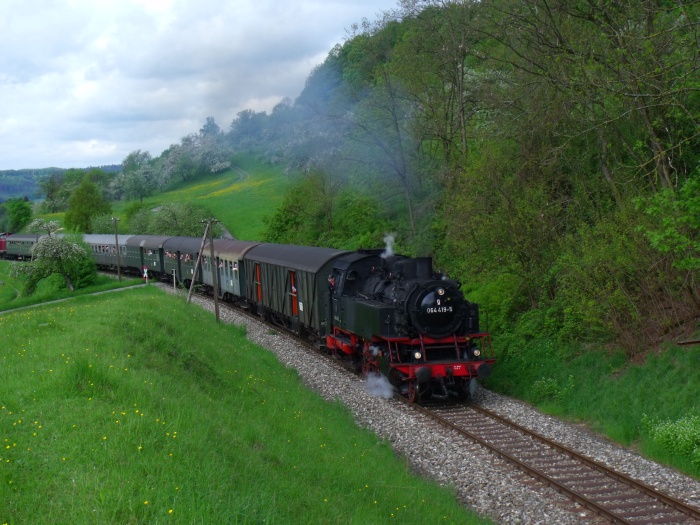 64&nbsp;419 vor Zug Schorndorf&rarr;Welzheim, immerhin fast unsichtbar - aber leider wie üblich nicht unüberhörbar - geschobern von V100 212&nbsp;084, vor Klaffenbach, um 10:08h am 09.05.2013