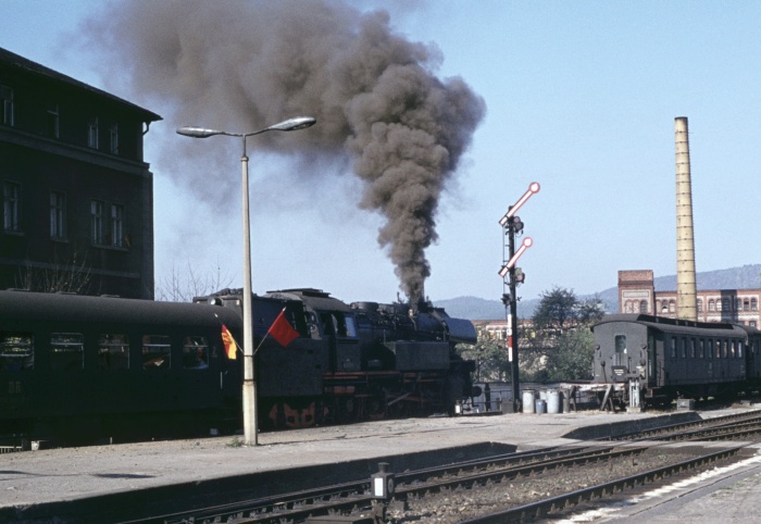 65&nbsp;1039 mit Zug Richtung Arnstadt, Abfahrt in Saalfeld, am 12.10.1976