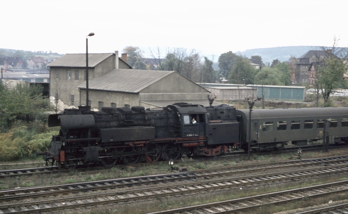 65&nbsp;1046 Pz aus Arnstadt, einfahrend Saalfeld, am 14.10.1976