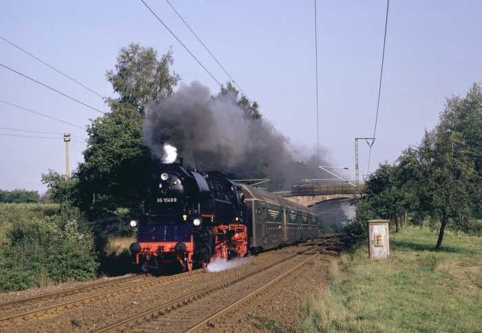 65&nbsp;1049 mit Sonderzug auf der Haupstrecke Dresden-Plauen vor Reichenbach bei Schönbach, um 9:37h am 09.09.1989