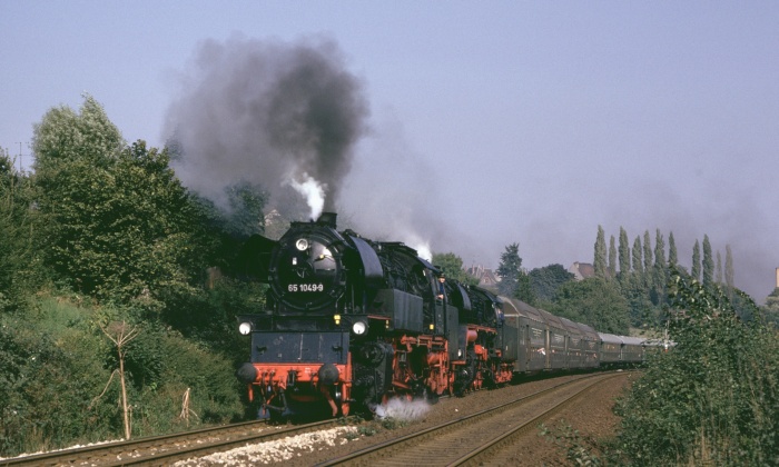 65&nbsp;1049 + 58&nbsp;3047 mit vereinigtem Sonderzug hinter Netzschkau, am 09.09.1989