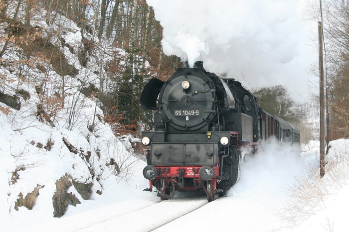 65&nbsp;1049 mit STB&nbsp;82846 Ausfahrt Zella-Mehlis West, am 05.02.2006