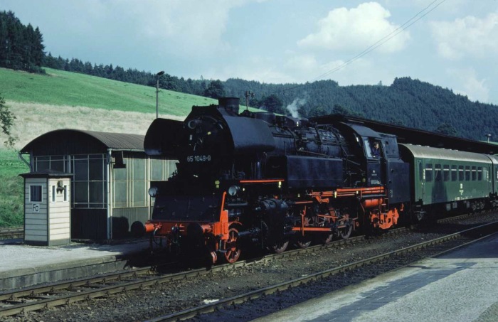65&nbsp;1049 mit Personenzug in Blankenburg, Sommer 1982