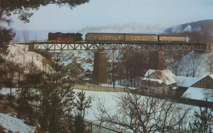 65&nbsp;1073 Sonderzug auf der großen Talbrücke über Angelroda, am 18.02.1978