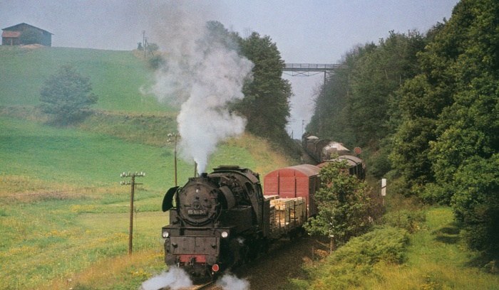 65&nbsp;1067 schiebt Güterzug, Steigung vor Singen, am 19.08.1976