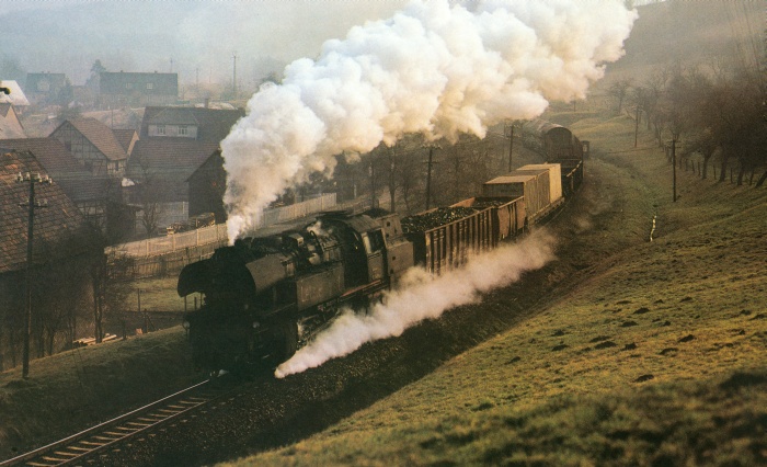 65&nbsp;1042 mit Güterzug bei Quittelsdorf, am 30.03.1978