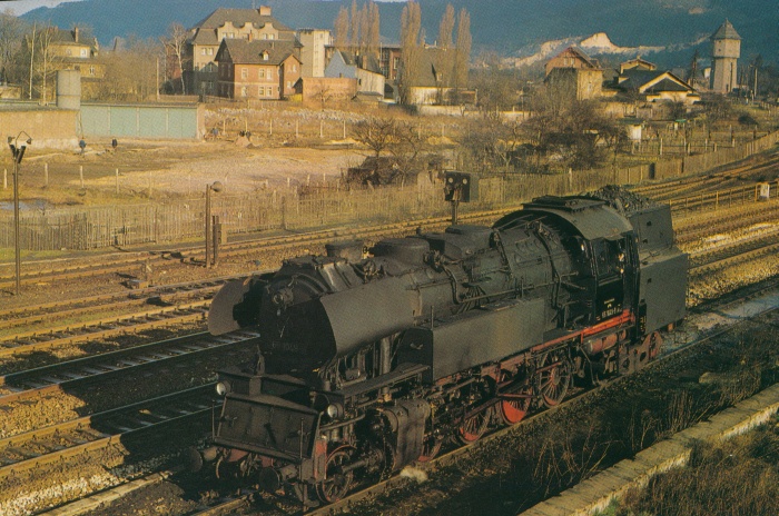 65&nbsp;1049 beim Umsetzen in Saalfeld hinter der Straßenbrücke auf dem Umsetzgleis des Bw