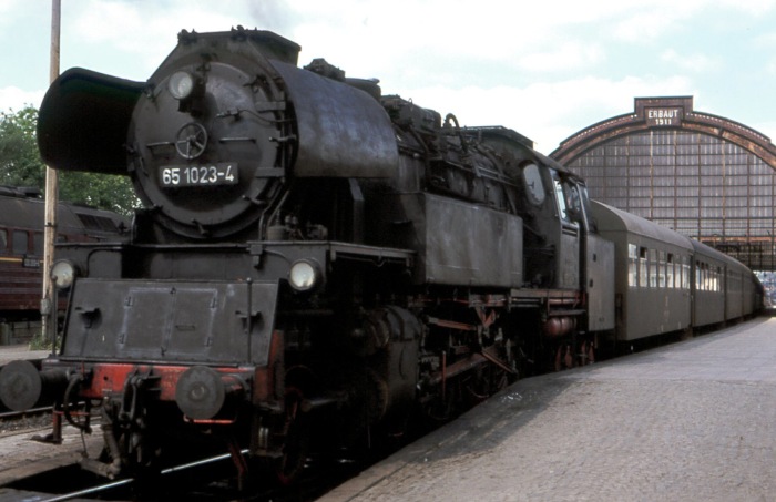 65&nbsp;1023 vor Personenzug in Gera Hbf, im Oktober 1977