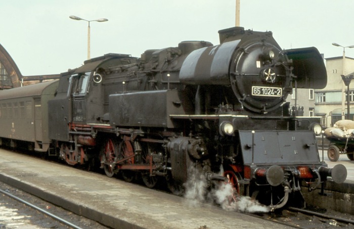 65&nbsp;1024 vor Personenzug in Gera Hbf, im April 1978