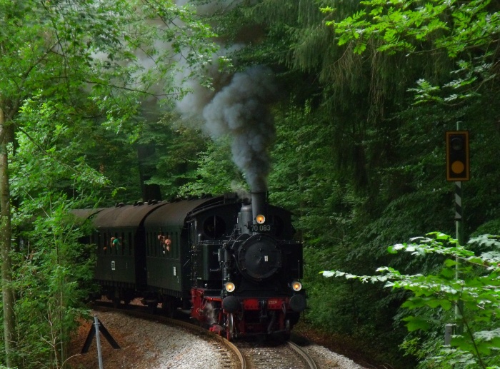 70&nbsp;083 mit Pendel-Sonderzug Tegernsee&rarr;Schaftlach, in der Steigung hinter Gmund, um 13.29h am 01.08.2015