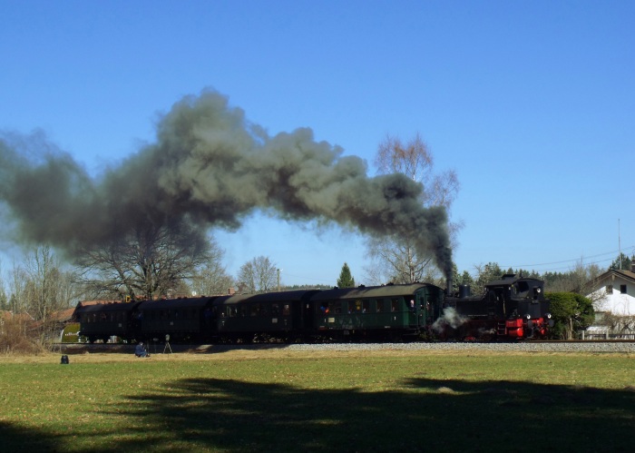 70 083 Tv auf der Rückfahrt von Holzkirchen nach Tegernsee, hinter dem Haltepunkt Moosrain in lautstarker Beschleunigung, um 12:22h am 12.03.2017
