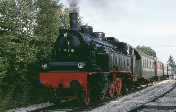 75&nbsp;1118 in Amstetten am Nebenbahn-Bahnsteig, am 07.08.1994