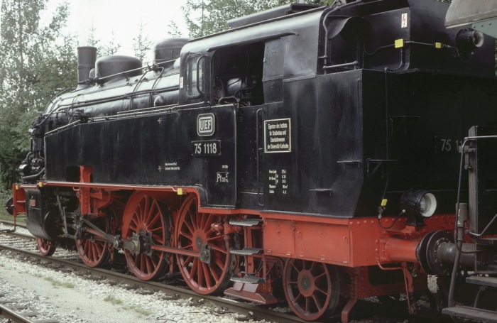 75&nbsp;1118 in Amstetten am Nebenbahn-Bahnsteig, am 07.08.1994
