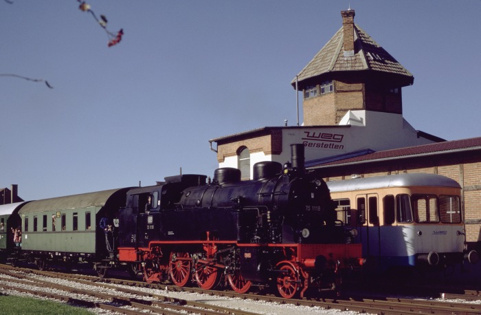 75&nbsp;1118 neben WEG-Triebwagen Einfahrt in Gerstetten, am 09.10.1994