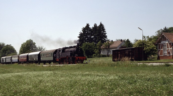 75&nbsp;1118 mit Zug nach Gerstetten rollt nun die letzten Meter in Stubersheim ein, um 13:33h am 09.07.1995