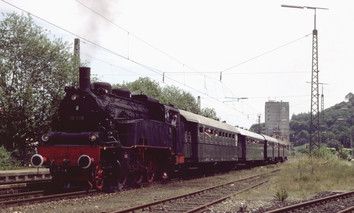 75&nbsp;1118 mit Sonderzug Richtung Lauchheim in Bopfingen, um 13:35h am 26.06.1999