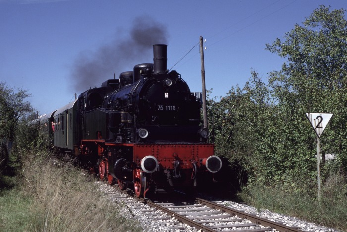 75&nbsp; 1118 hat nur noch wenige Meter bis zum Endpunkt der Bahn zu fahren an der Einfahrt von Gerstetten, um 13:30h am 10.09.2000