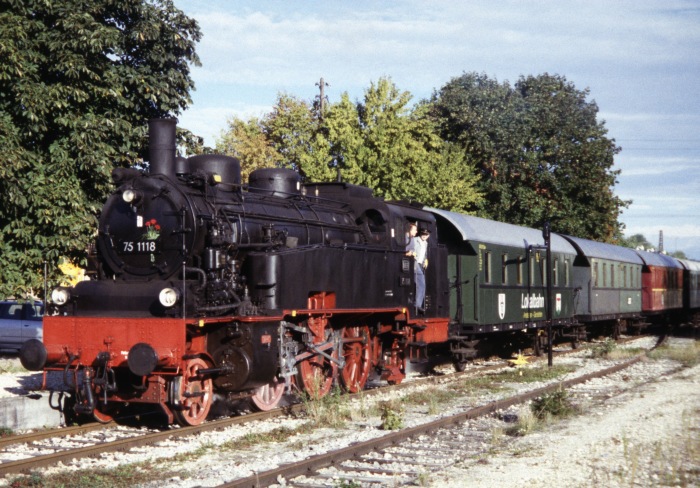 75&nbsp;1118 im Bahnhof Amstetten, am 10.10.2004