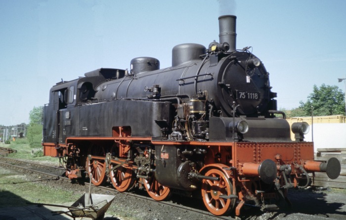 75&nbsp;1118 im Bw Crailsheim, am 28.05.2005
