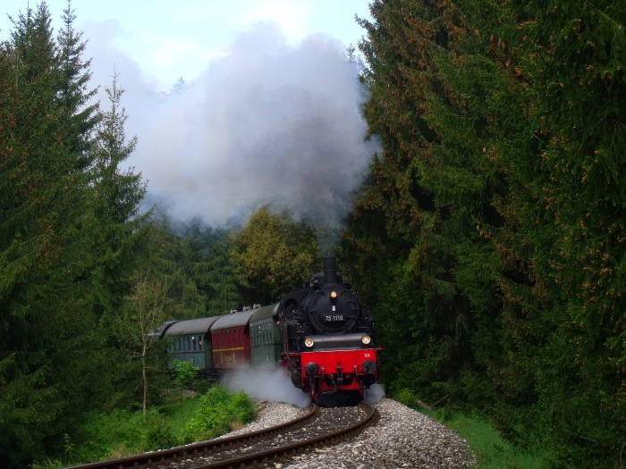 75&nbsp;1118 mit Zug von Amstetten nach Gerstetten, mal wieder - wie so oft aber immer gern hier gehört - in der Steigung am unteren Benzwang zwischen Amstetten und Stubersheim, in der bekannten vielfach fotografierten Kurve, um 9:48h am 14.05.2015