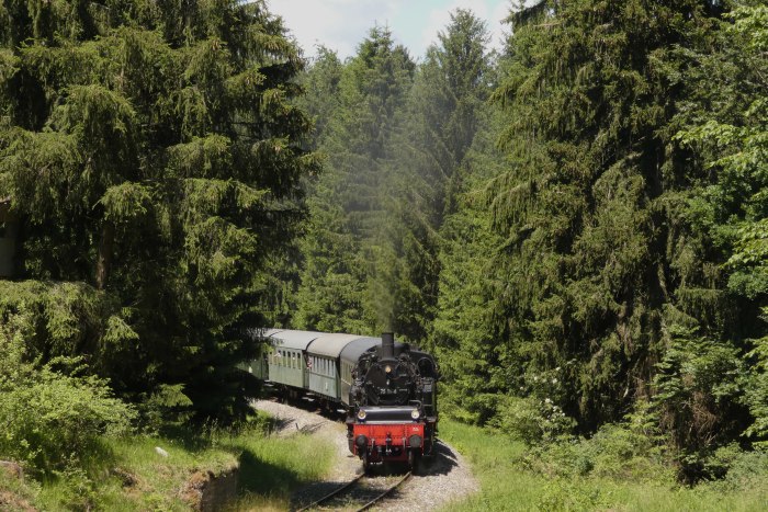 75&nbsp;1118 mit Zug nach Gerstetten am unteren Benzwang in den Kurven nahe dem ex BW-Depot, um 12:57h am 21.06.2020