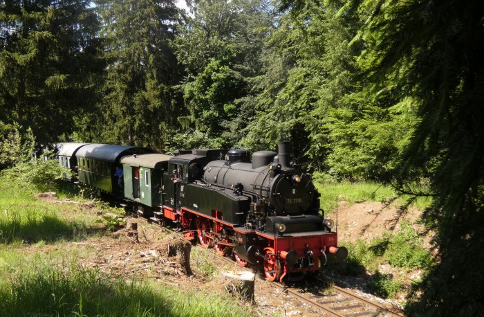 75&nbsp;1118 mit Zug nach Gerstetten am unteren Benzwang in den Kurven nahe dem ex BW-Depot, um 12:57h am 21.06.2020