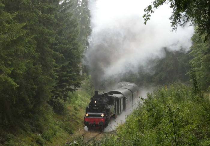75&nbsp;1118 mit Zug nach Gerstetten am unteren Benzwang in dem immer noch recht freistehenden Einschnitt nahe dem ex BW-Depot, um 9:50h am 17.07.2021