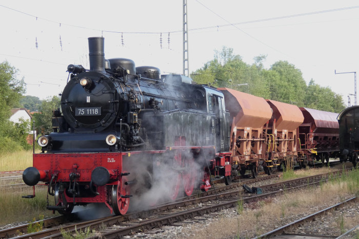 75&nbsp;1118 vor dem kurzen Güterzug im Bahnhof Amstetten, um 7:44h am 09.07.2022