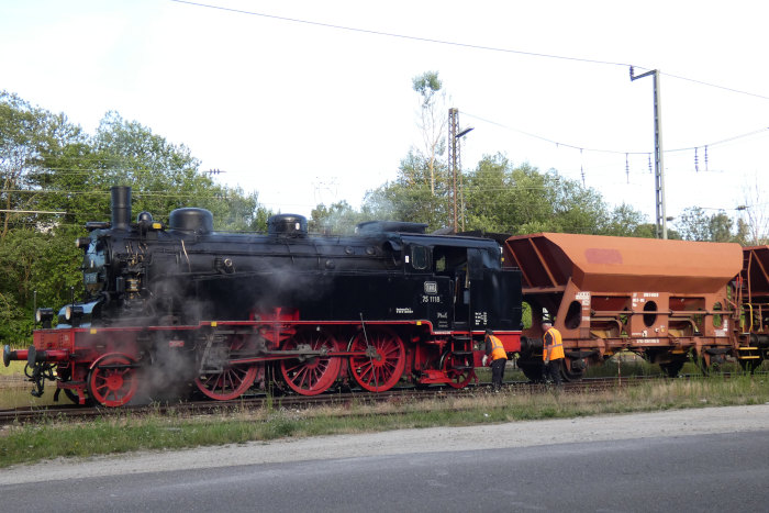 75&nbsp;1118 vor dem kurzen Güterzug im Bahnhof Amstetten, um 7:45h am 09.07.2022