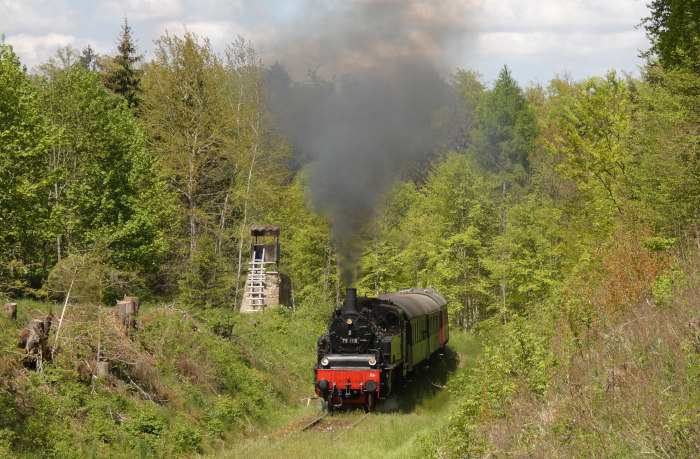75&nbsp;1118 mit 1.Zug nach Gerstetten am unteren Benzwang wieder mal hinter den Kurven nahe dem ex BW-Depot, um 12:57h am 18.05.2023