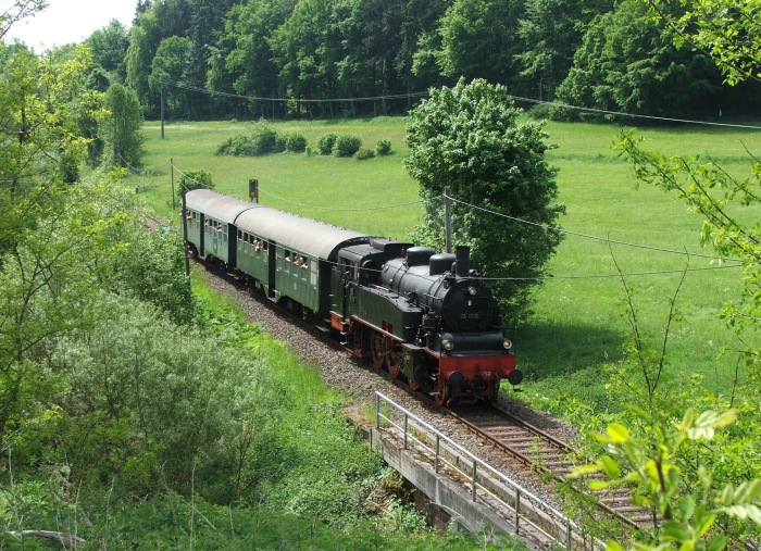 75&nbsp;1118 mit Personenzug bei Walldürn, im Mai 2005