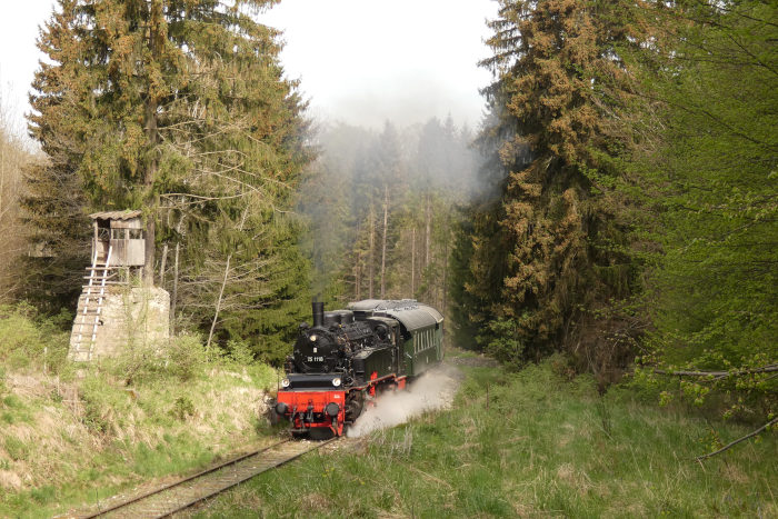75&nbsp;1118 mit morgendlichem Zug Amstetten&rarr;Gerstetten, in der Steigung im Amstettener Wald am &bdquo;Benzwang&ldquo;, um 9:50h am 08.05.2022