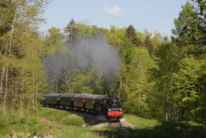 75&nbsp;1118 mit morgendlichem Zug Amstetten&rarr;Gerstetten, in der Steigung im Amstettener Wald am &bdquo;Benzwang&ldquo;, um 9:35h am 18.05.2023