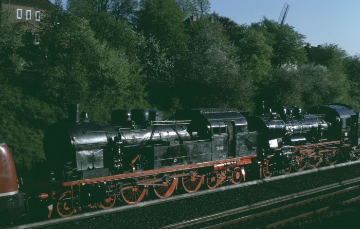 78&nbsp;468 Überführungsfahrt in einem Lokzug bei Hamburg-Bergedorf, 13.05.1980