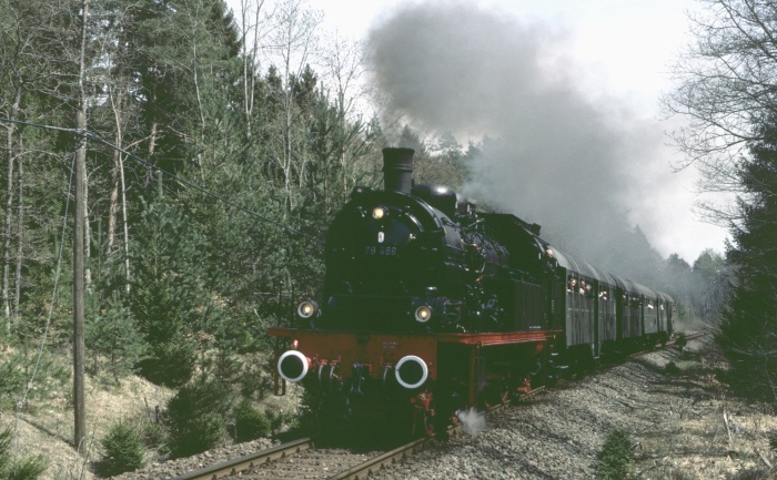 78&nbsp;468 mit Sonderzug von Horb nach Freudenstadt (einer der allerletzten T18-Stammstrecken in Süddeutschland bis 1973), hinter Hochdorf, um 13:44h am 20.04.2003