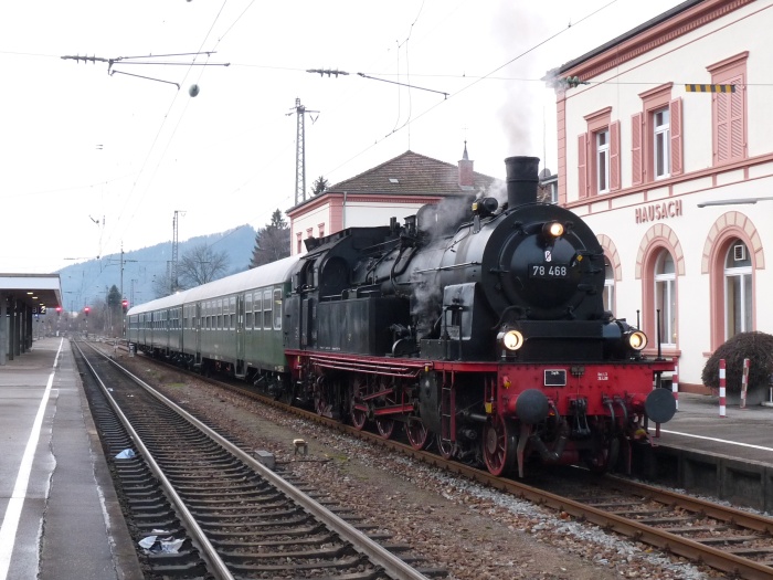 78&nbsp;468 vor ihrem Zug Richtung Triberg wartet am Bahnsteig in Hausach auf Abfahrt, am 28.12.2009