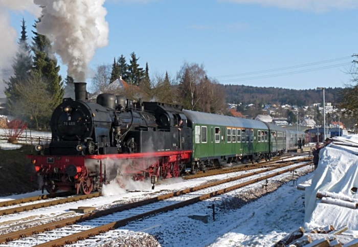 78&nbsp;468 mit dem Sonderzug SdP&nbsp;726 Richtung Kleinengstingen an der Ausfahrt von Gammertingen, um 13:45h am 03.01.2010
