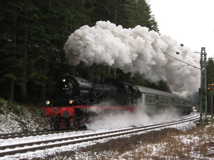 78&nbsp;468 mit Sonderzug 88894 auf der Schwarzwaldbahn von Triberg nach St.Georgen, bei Gremmelsbach um 13.30h am 28.12.2009