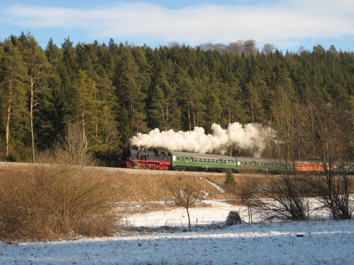78&nbsp;468 mit dem Sonderzug SdP&nbsp;726 Richtung Kleinengstingen nördlich von Bronnen, um 13:55h am 03.01.2010