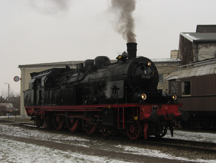 78&nbsp;468 macht am Zielort der “Dreikönigsfahrt” am 06.01.2010- nämlich im Bayrischen Eisenbahnmuseum in Nördlingen - Pause, fotografiert um 12:54h