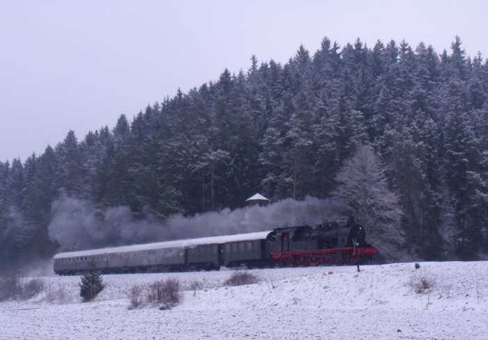 78&nbsp;468 mit dem ersten Pendelzug von Gammertingen nach Sigmaringen am immer noch kalten und frisch verschneiten Ostersonntag auf der Schwäbischen Alb, an der Bundesstraße 32 südlich von Gammertingen, um 9:50h am 31.03.2013