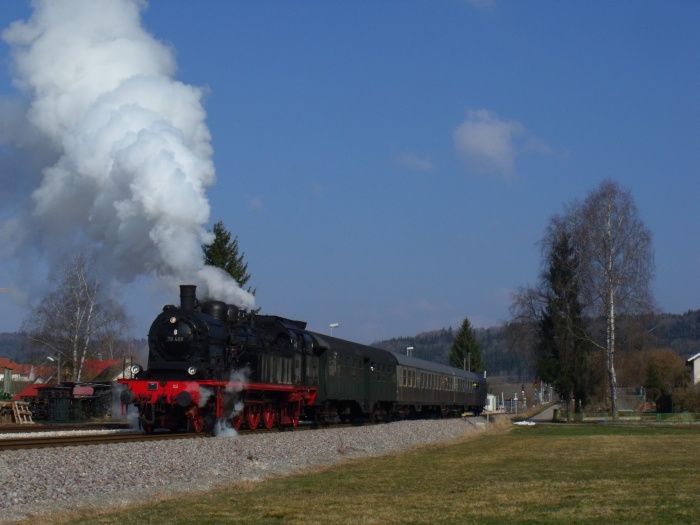 78&nbsp;468 mit dem ersten Zug dieses Tages nach Sigmaringen (Nr.501), Abfahrt in Jungnau, um 10:10h am 01.04.2013
